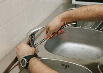 Installation d’un robinet de cuisine sur un évier inox